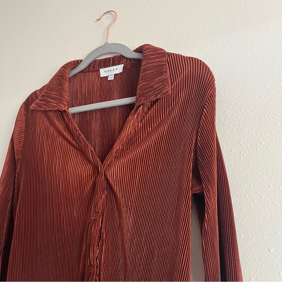 Gilli Cinnamon Plisse Hem Satin Blouse and Pant Lettuce Hem Set Size Medium - Picture 5 of 16